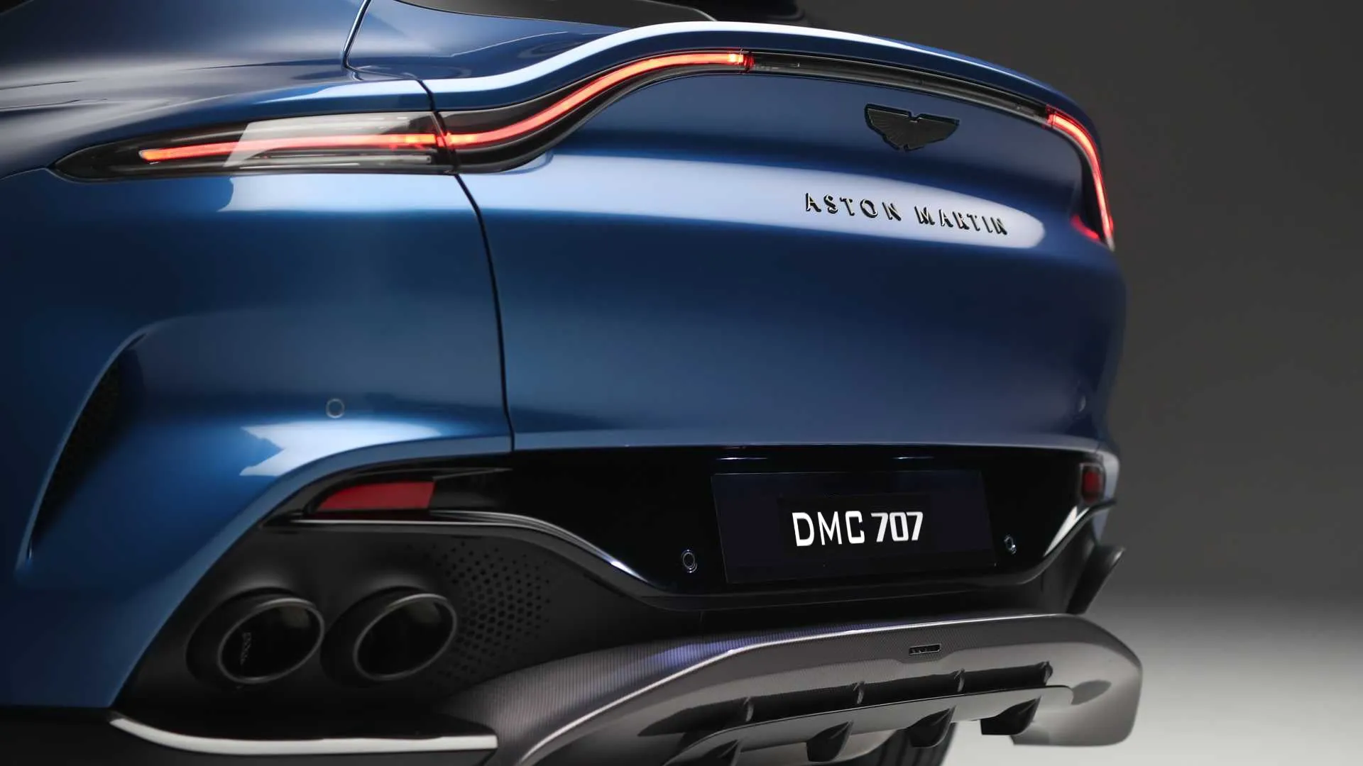 DMC Aston Martin DBX: Forged Carbon Fiber Zentral Rear Diffuser 707: Fit the OEM SUV & Q & DBX707