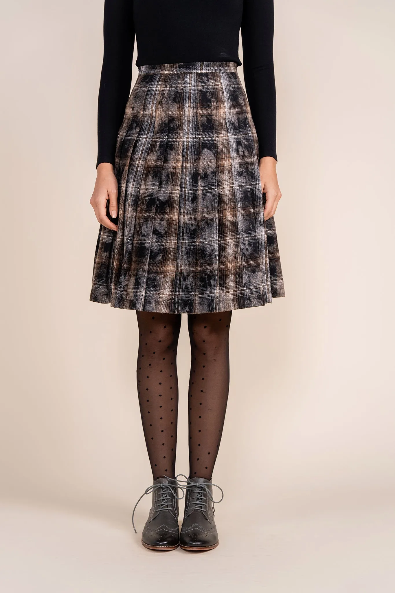 Praia Pleated Skirt in Black Plaid