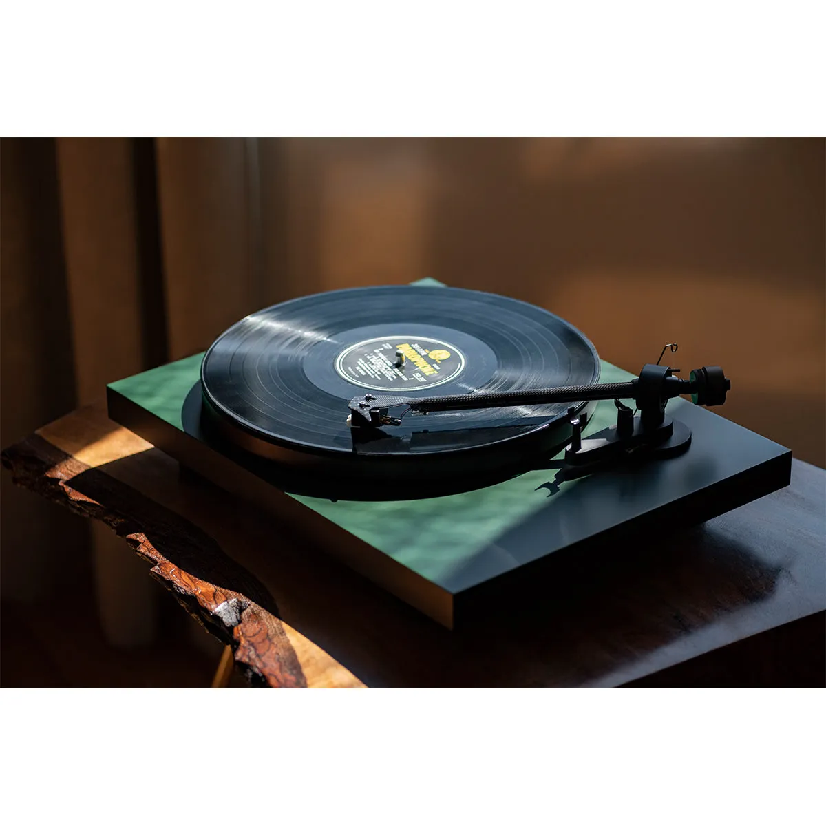 Pro-ject OPEN BOX Debut Carbon Evolution (EVO) Turntable -Excellent Condition