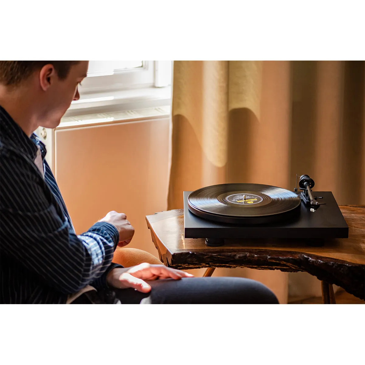 Pro-ject OPEN BOX Debut Carbon Evolution (EVO) Turntable -Excellent Condition